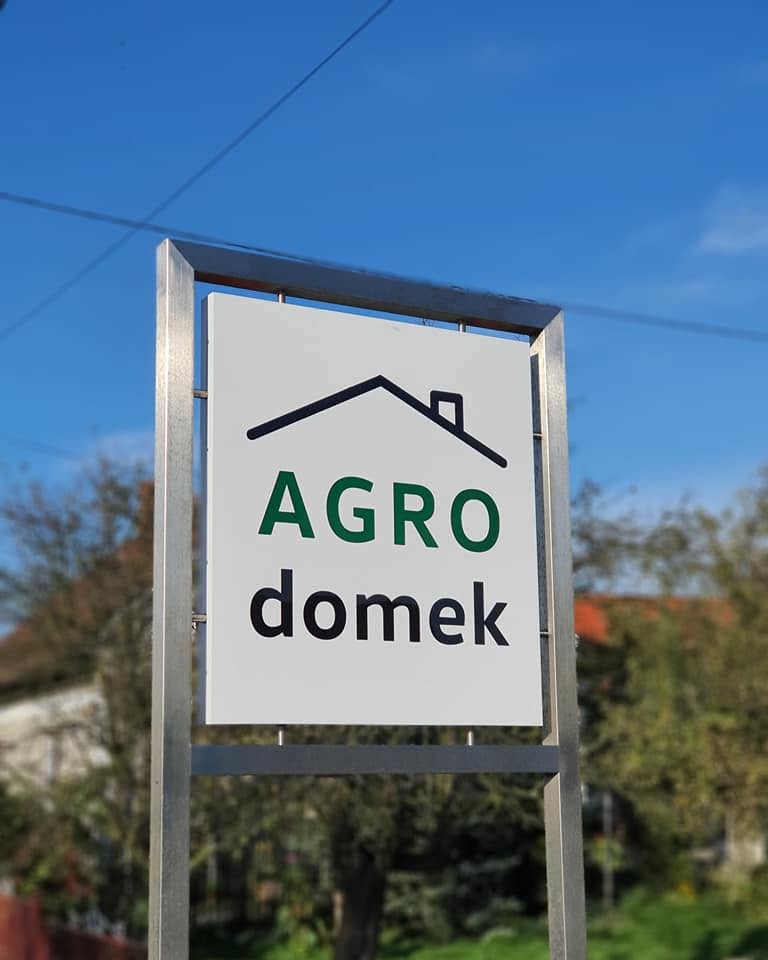 Ogród z altaną, trawnikiem i miejscem na grilla