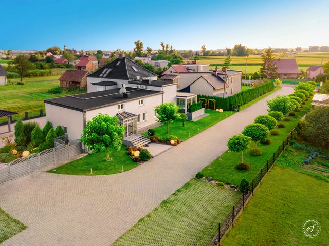 Agrodomek Cisek — budynek i ogród z lotu ptaka, w otoczeniu zieleni